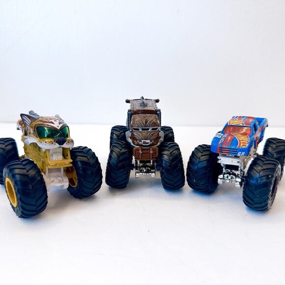 ❌SOLD❌ Hot Wheels Monster Trucks Race Ace #68 Scratch Attack, Star War Chewbacca - Picture 1 of 9